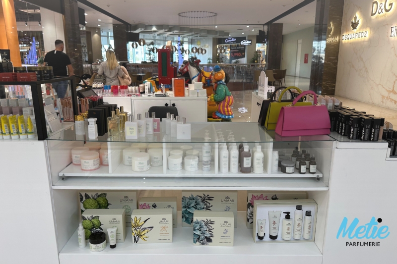 Skincare, set dhurate trupi, krem trupi ushqyes, parfum unisex, pastrim i bute, vaj trupi natyral, kujdes lekure luksoz, arome e fresket, krem duarsh, perkujdesje ditore, teksture e pasur, Metie Parfumerie.